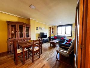 a living room with a dining table and a couch at Luminoso y Acogedor Apartamento Garaje y wifi in Valladolid