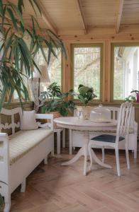 - une salle à manger avec une table et des chaises dans l'établissement ZielonoMi, à Zieleniak