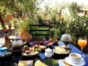 una mesa azul con comida y bebidas. en Les Jardins de Skoura, en Skoura