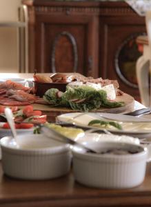 stół z talerzami żywności na stole w obiekcie ZielonoMi w mieście Zieleniak