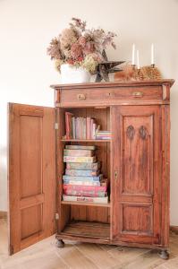 a wooden book shelf with books on it at ZielonoMi in Zieleniak