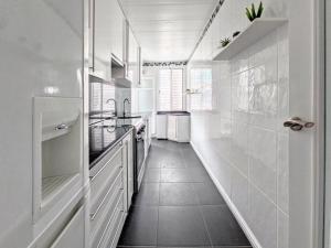 Kuchyň nebo kuchyňský kout v ubytování Appartement L’ancora Javea
