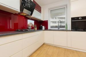 A kitchen or kitchenette at Metro Targówek Spacious Apartment with Parking by Renters