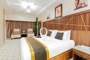 فندق فلسطين مكه في مكة المكرمة: غرفة نوم بسرير كبير في غرفة