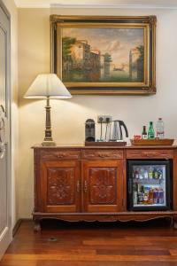 Příslušenství pro přípravu čaje a kávy v ubytování Iron Gate Hotel & Suites Prague by BHG