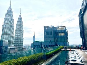 vistas a las torres Petronas desde la parte superior de un rascacielos en Star KLCC By B&B, en Kuala Lumpur