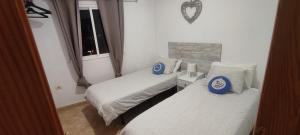 Postel nebo postele na pokoji v ubytování THREE BEDROOM APARTAMENT NEAR SANTA CRUz 1A