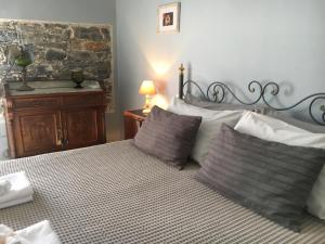 ein Schlafzimmer mit einem großen Bett mit zwei Kissen in der Unterkunft La Casa di Chicca & Paolo in La Spezia