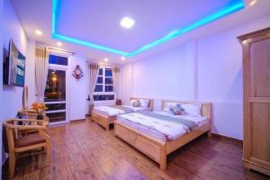 Postel nebo postele na pokoji v ubytování 688 Hotel Đà Lạt