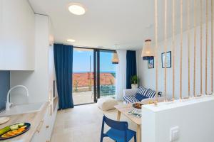 eine Küche und ein Wohnzimmer mit Meerblick in der Unterkunft Hedera Estate Hedera Studio 1 in Dubrovnik