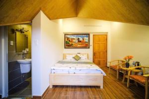 Postel nebo postele na pokoji v ubytování 688 Hotel Đà Lạt