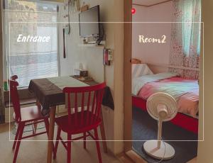 ein Zimmer mit einem Tisch und ein Schlafzimmer mit einem Bett in der Unterkunft ARMYCasa with 2 rooms and 1 bathroom in Seoul