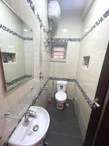 ein Bad mit einem Waschbecken und einem WC in der Unterkunft GOD'S TOUCH APARTMENTS SHORT-LET Adenugba Street Oregun Ikeja Lagos Nigeria in Ikeja