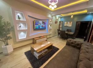 sala de estar con sofá y mesa en GOD'S TOUCH APARTMENTS SHORT-LET Adenugba Street Oregun Ikeja Lagos Nigeria, en Ikeja