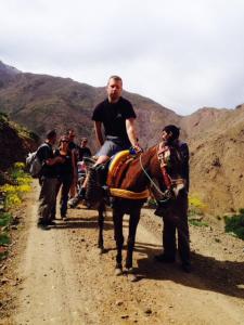 Um homem montado num cavalo numa estrada de terra em Dar Imoughlad em Marrakech