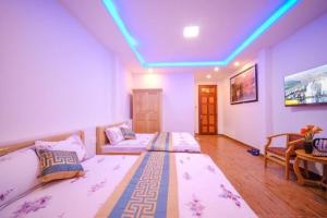 Postel nebo postele na pokoji v ubytování 688 Hotel Đà Lạt