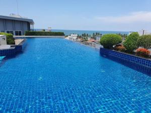 Bazén v ubytování The patio condo คอนโดวิวทะเล Floor 6 nebo v jeho okolí