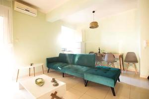 een woonkamer met een groene bank en een tafel bij PTapartment3 in Perea