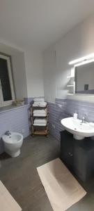 een badkamer met een wastafel en een toilet bij Ballarhouse an elegant apartment in Palermo