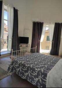 een slaapkamer met een bed en 2 grote ramen bij Ballarhouse an elegant apartment in Palermo
