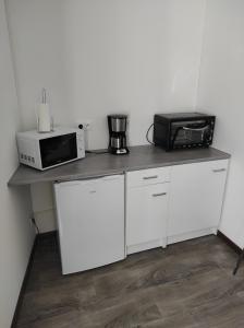 encimera de cocina con microondas y tostadora en Appart Cosy Henin Centre, en Hénin-Beaumont