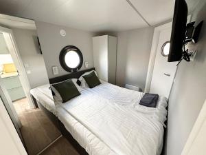 Een bed of bedden in een kamer bij GREBBESTAD - Hausboot im Herzen von Göteborg