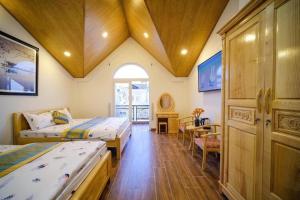 Postel nebo postele na pokoji v ubytování 688 Hotel Đà Lạt