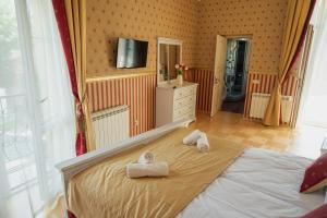 1 Schlafzimmer mit 2 Handtüchern auf einem Bett in der Unterkunft One bedroom apartment with balcony-Kostyushka street,16 in Lwiw
