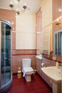 łazienka z toaletą, umywalką i wanną w obiekcie One bedroom apartment with balcony-Kostyushka street,16 w Lwowie