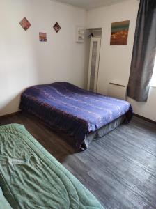 1 dormitorio con 1 cama en la esquina de una habitación en Appart Cosy Henin Centre, en Hénin-Beaumont