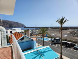 un balcón con piscina y aparcamiento en América Apartamentos, en Valle Gran Rey