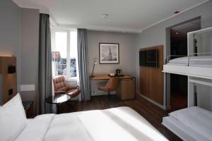 Cette chambre comprend un lit et un bureau. dans l'établissement Radisson Blu Hotel Bodø, à Bodø
