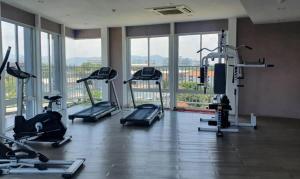 Fitness centrum a/nebo fitness zařízení v ubytování The patio condo คอนโดวิวทะเล Floor 6