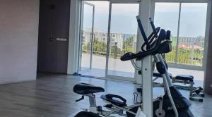 Fitness centrum a/nebo fitness zařízení v ubytování The patio condo คอนโดวิวทะเล Floor 6