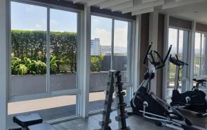 Fitness centrum a/nebo fitness zařízení v ubytování The patio condo คอนโดวิวทะเล Floor 6