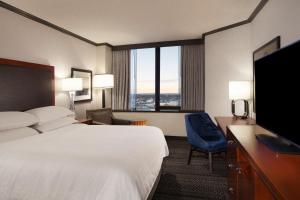 Postel nebo postele na pokoji v ubytování Sheraton Anchorage Hotel + 37 fotografií