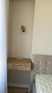 um quarto com uma cama e uma mesa de cabeceira em madeira ao lado de uma cama em Loft Aparts em Chisinau
