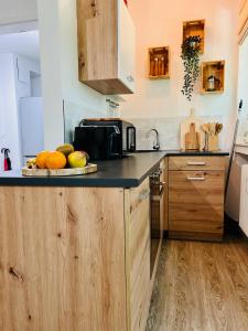 a kitchen with a plate of fruit on a counter at Ferienwohnung an der Stadtmauer und Turmblick in Lügde