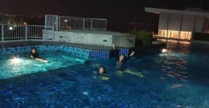 Bazén v ubytování The patio condo คอนโดวิวทะเล Floor 6 nebo v jeho okolí