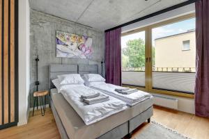 sypialnia z łóżkiem i dużym oknem w obiekcie T8- Willa Tetmajera Gdynia w mieście Gdynia