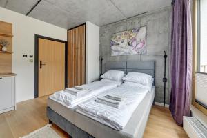sypialnia z dużym łóżkiem z białą pościelą w obiekcie T8- Willa Tetmajera Gdynia w mieście Gdynia