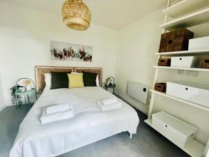 Gulta vai gultas numurā naktsmītnē Fully furnished one bed apartment in Old Trafford