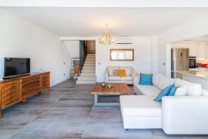 un soggiorno con divano bianco e tavolo di Villa w Pool Garden Patio 1 min to Beach in Bodrum a Yalıkavak