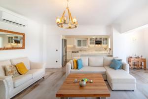 uma sala de estar com um sofá e uma mesa em Villa w Pool Garden Patio 1 min to Beach in Bodrum em Yalıkavak