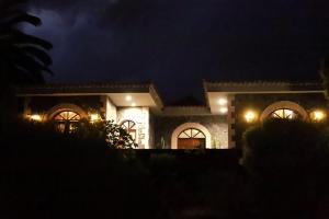 ein Haus in der Nacht mit Lichtern in der Unterkunft Luxury villa in Nature with Swimming pool Tenerife, Santiago del Teide, with sea and mountain views in El Retamar