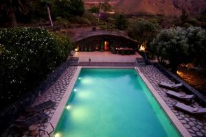 Luxury villa in Nature with Swimming pool Tenerife, Santiago del Teide, with sea and mountain views في El Retamar: اطلالة علوية على مسبح في الليل