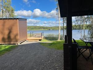 een groot houten gebouw naast een meer bij Lake Cottage with sauna (near City) in Jyväskylä