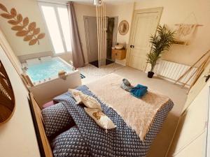 - une petite chambre avec un lit et une baignoire dans l'établissement L'appartement un cocon d'amour - studio balnéo - 208, à Le Petit-Quevilly