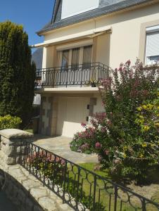 une maison avec un balcon et une clôture dans l'établissement Gite de la Tréherais, à Saint-Malo