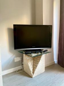 a flat screen tv sitting on a stand in a room at Studio centre ville in Nîmes